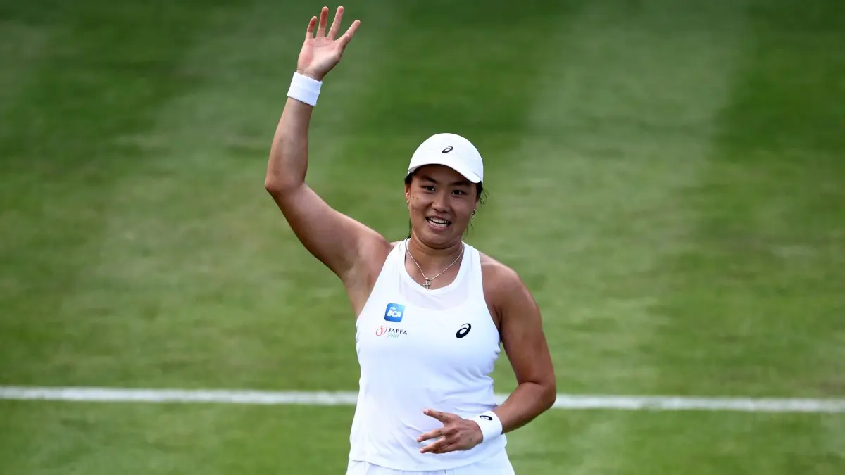 Janice Tjen menghadapi Daria Kasatkina di babak kedua Wimbledon 2026. Wakil Indonesia lebih diunggulkan dengan peluang menang 55 persen. (Photo by AFP)