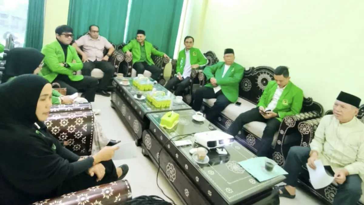 Ketua DPW PPP NTB H Muzihir (kanan) memimpin rapat internal bersama para ketua DPC se-NTB, Sabtu lalu (27/6). Forum sepakat waktu pelantikan serentak dijadwalkan Sabtu pekan ini (4/7).