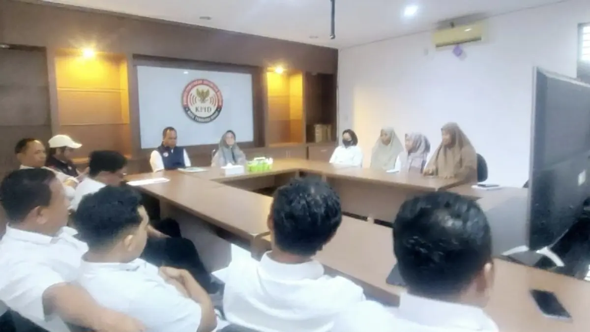 Ketua KPID NTB Ajeng Roslinda Motimori (duduk depan) dan komisioner KPID lainnya saat menyampaikan pengumuman hasil telaah dari Inspektorat NTB terkait status 21 pegawai honorer yang bekerja di KPID NTB, Senin (29/6).