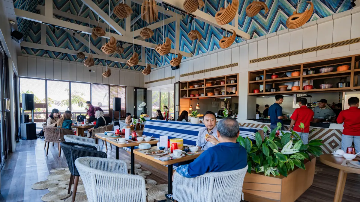 Pengunjung menikmati sajian Dimsum All You Can Eat di AER Restaurant, Pullman Lombok Merujani Mandalika Beach Resort, Loteng, Selasa (30/6).