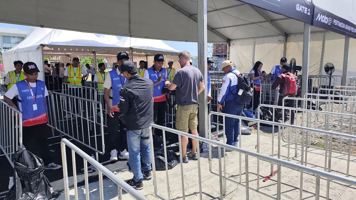 Penonton berdatangan menyaksikan sesi latihan bebas ajang MotoGP Mandalika 2025, di Sirkuit Internasional Mandalika, Lombok Tengah. (DEWI/LOMBOK POST).