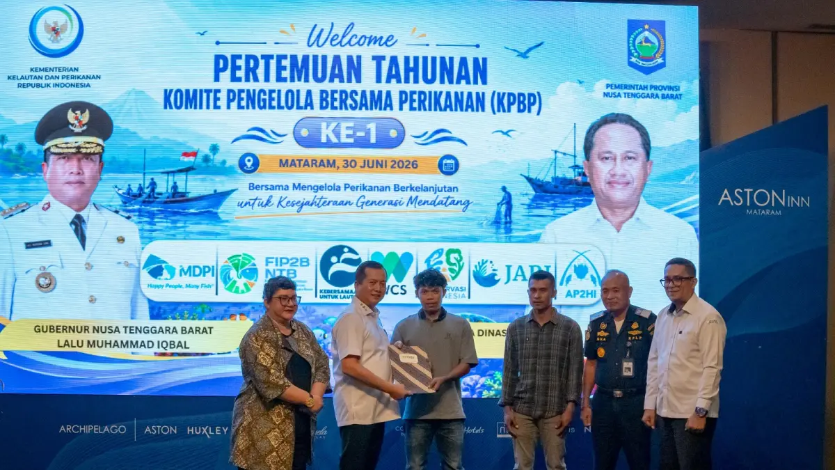 Penyerahan dokumen Pas Kecil dan e-BKP kepada nelayan skala kecil oleh Gubernur NTB Lalu Muhamad Iqbal, didampingi Direktur MDPI Yasmine Simbolon (paling kiri), di Mataram, Selasa (30/6). (DOK.MDPI)