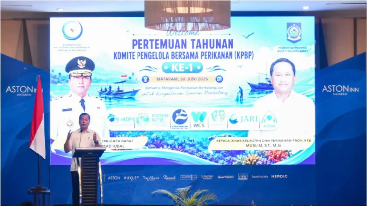 PERIKANAN: Gubernur NTB Lalu Muhamad Iqbal saat membuka pertemuan tahunan Komite Pengelola Bersama Perikanan (KPBP) ke-1 di Mataram, Selasa (30/6). (DISKOMINFOTIK NTB/LOMBOK POST)