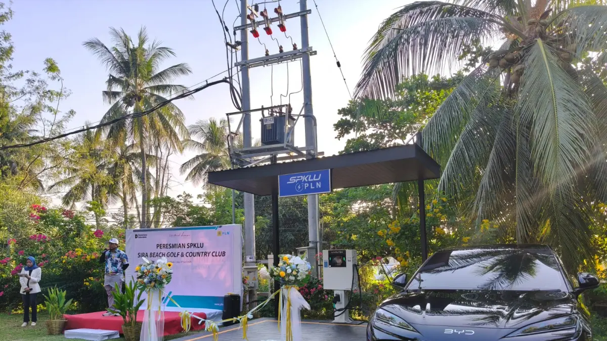 Stasiun Pengisian Kendaraan Listrik Umum (SPKLU) di kawasan Sira Beach Golf & Country Club, Lombok Utara yang diresmikan PLN UIW NTB. 