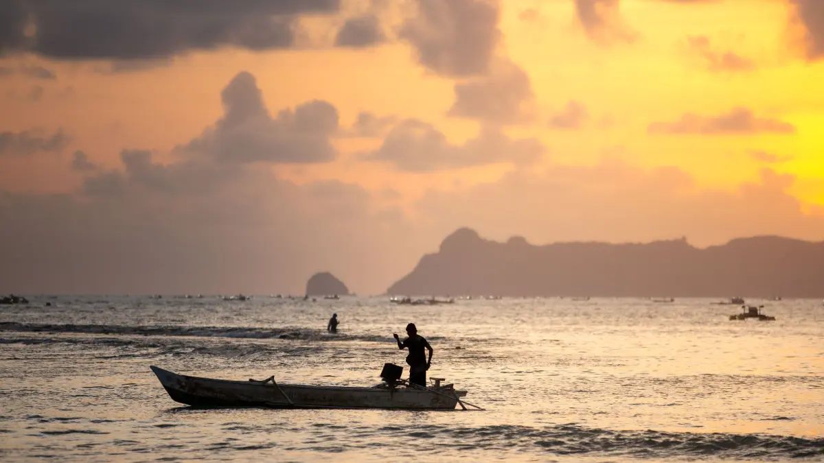 SUMBER REJEKI: Nelayan di NTB melakukan aktivitas penangkapan ikan, di wilayah perairan WPP-NRI. (IVAN/LOMBOK POST)