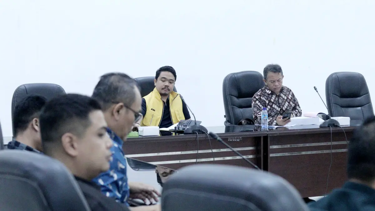 TANYAKAN KEJELASAN: Ketua DPRD Lobar Lalu Ivan Indaryadi dan Wakil Ketua DPRD Abubakar Abdullah saat memimpin rapat gabungan komisi dengan TAPD dan OPD Pemkab Lobar, Rabu (1/7). (Dok DPRD Lobar)