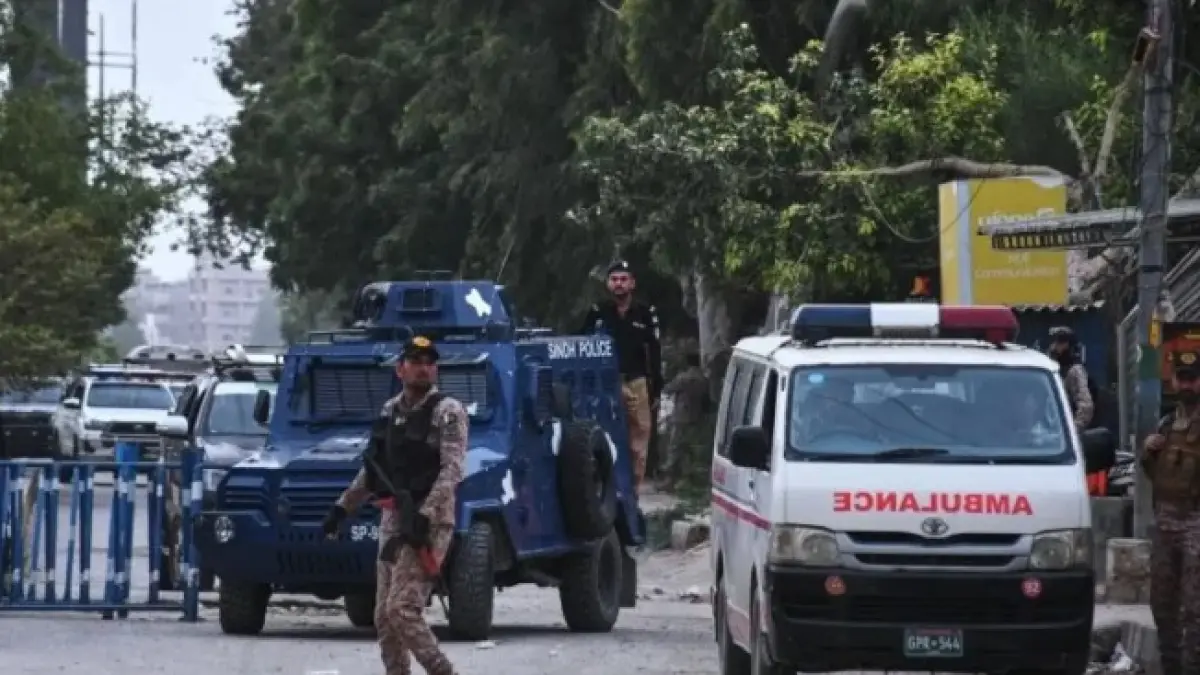 Tentara paramiliter dan petugas polisi berjaga-jaga di jalan yang ditutup dekat lokasi serangan kelompok tempur di markas provinsi paramiliter Pakistan Rangers di Karachi, Pakistan, pada 28 Juni 2026. (Ali Raza/AP).