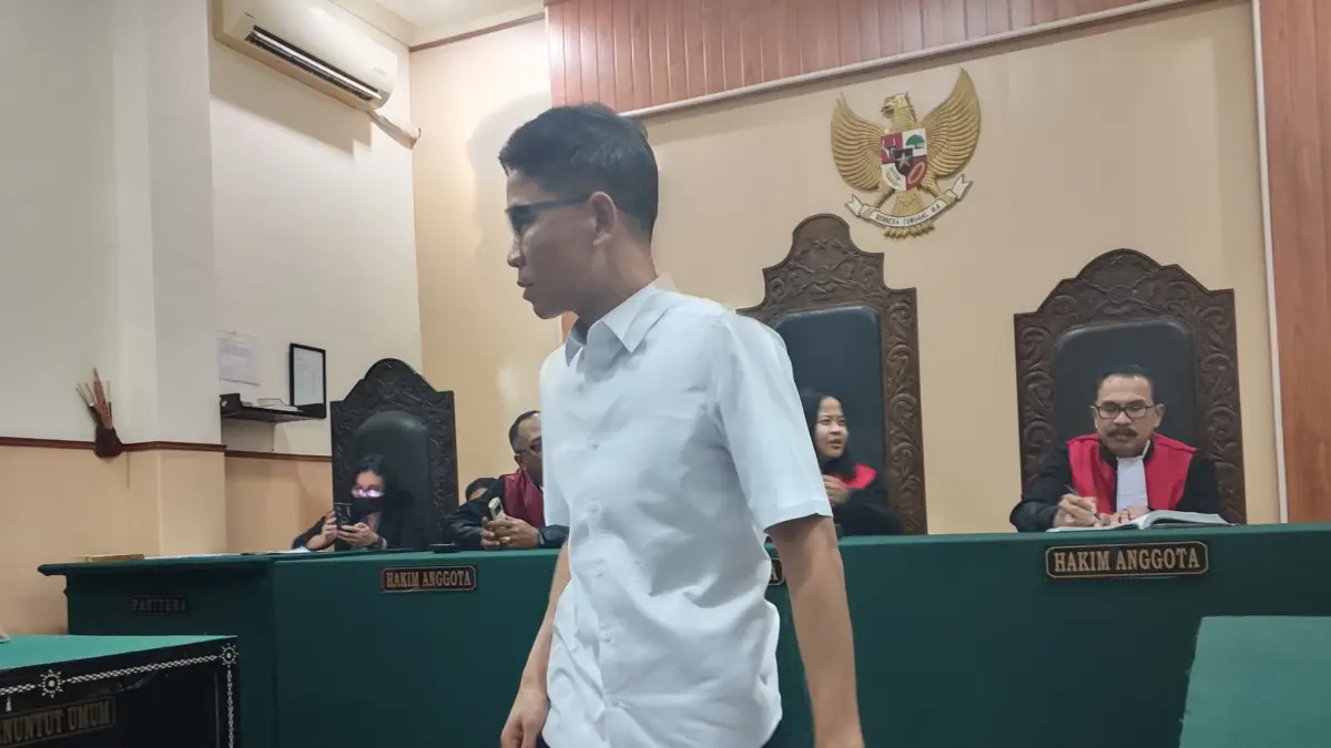 Terdakwa perkara gratifkasi DPRD NTB TUNTUTAN: Hamdan Kasim berjalan ke luar persidangan di Pengadilan Negeri Tipikor Mataram usai pembacaan tuntutan, Rabu (1/7). (HARLI/LOMBOK POST)