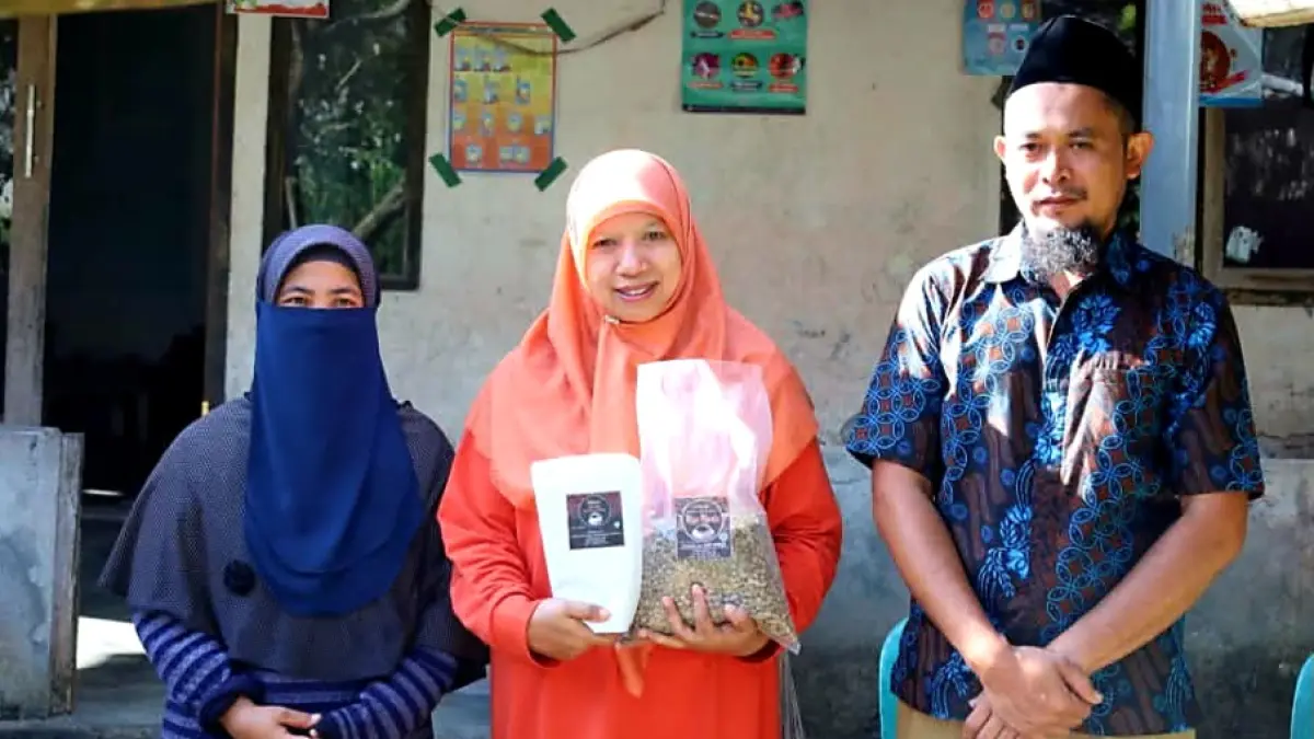 WAJIB DICOBA: Wakil Bupati Lombok Barat Nurul Adha menunjukkan Kopi Kumbi saat berkunjung ke Dusun Kumbi, Desa Pakuan, Kecamatan Narmada, Minggu (28/6).
