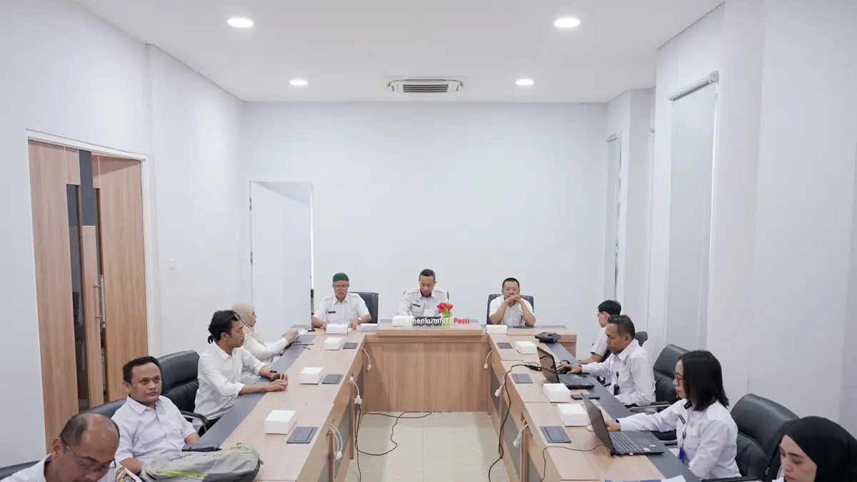 Tim Perancang Peraturan Perundang-undangan Kanwil Kemenkum NTB bersama Dinas Kesehatan dan Sekretariat Daerah Kabupaten Lombok Timur mengikuti rapat harmonisasi Raperbup Pembentukan UPTD Laboratorium Kesehatan Masyarakat (Labkesmas) Tier 2 di Ruang Rapat Zona Integritas Kanwil Kemenkum NTB, Rabu (1/7).
