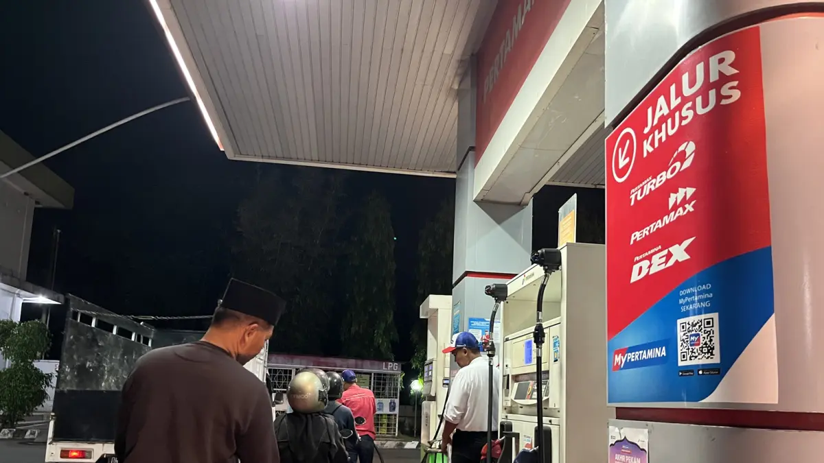 ANTRE: Sejumlah warga yang tengah mengantre mengisi Bahan Bakar Minyak (BBM) di SPBU Bengkel, Lombok Barat. (FERIAL/LOMBOK POST)