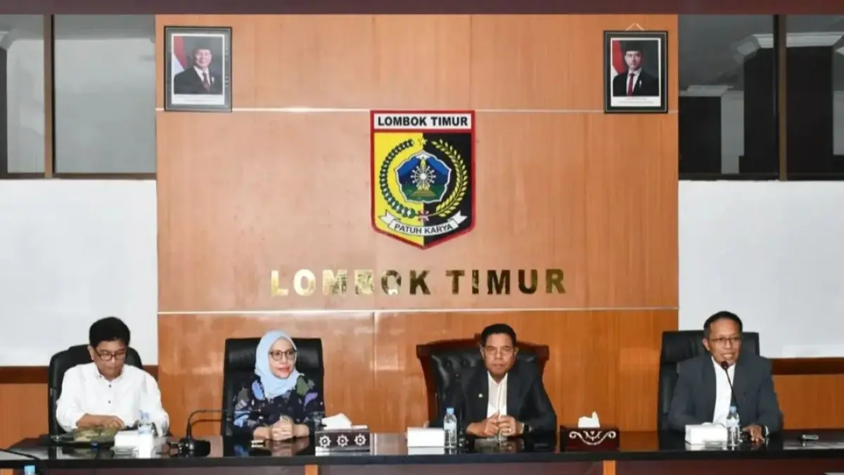 APLIKASI BENCANA: Bupati Lotim Haerul Warisin (dua dari kanan) bersama pihak 
Universitas Muhamadiyah Jakarta saat membahas teknologi mitigasi bencana.
