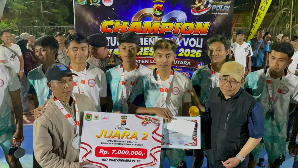 BERI KEJUTAN: Bupati KLU (dua dari kanan) menyerahkan hadiah kepada Tim Voli Desa Selelos yang keluar sebagai Runner Up di turnamen Voli Kapolres Cup.