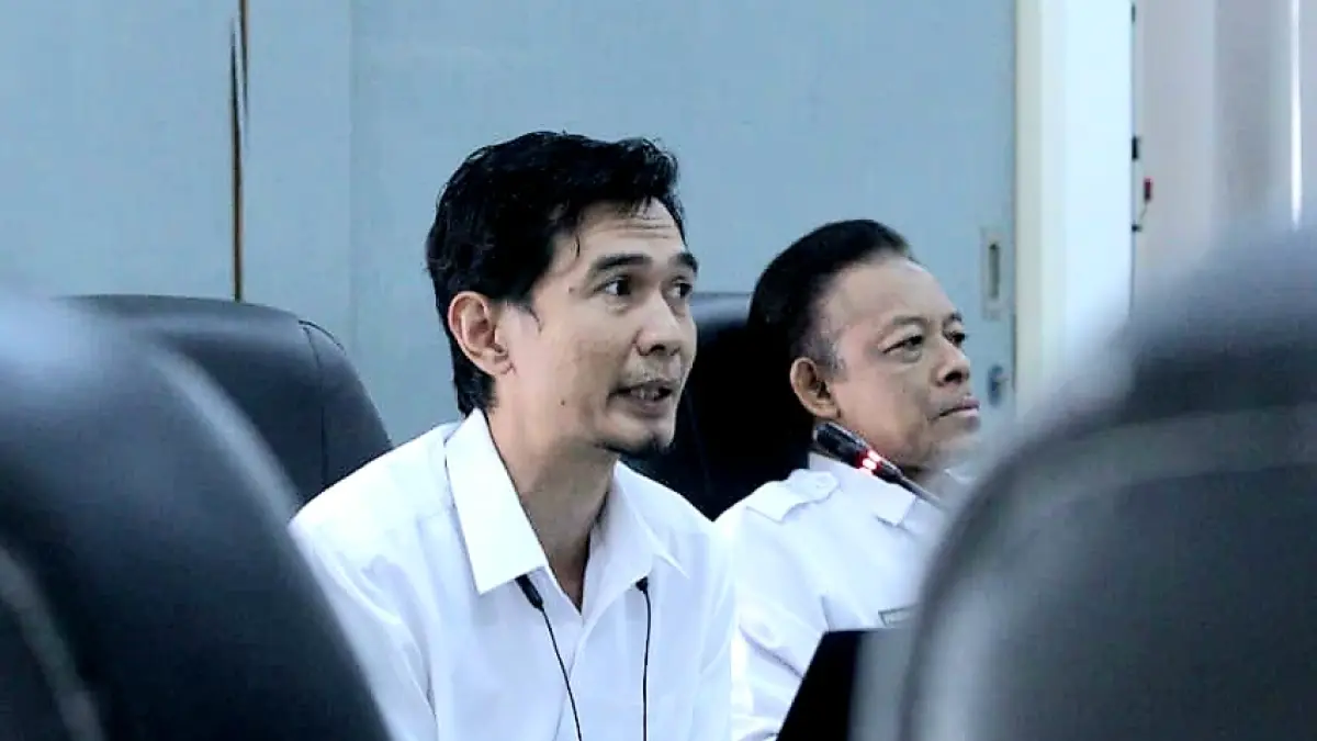 BERI PENJELASAN: Kepala BKAD Lobar I Agus Wirawan Satra bersama Asisten III Setda Lobar Fauzan Husniadi saat memberikan pemaparan kepada gabungan komisi DPRD Lobar.