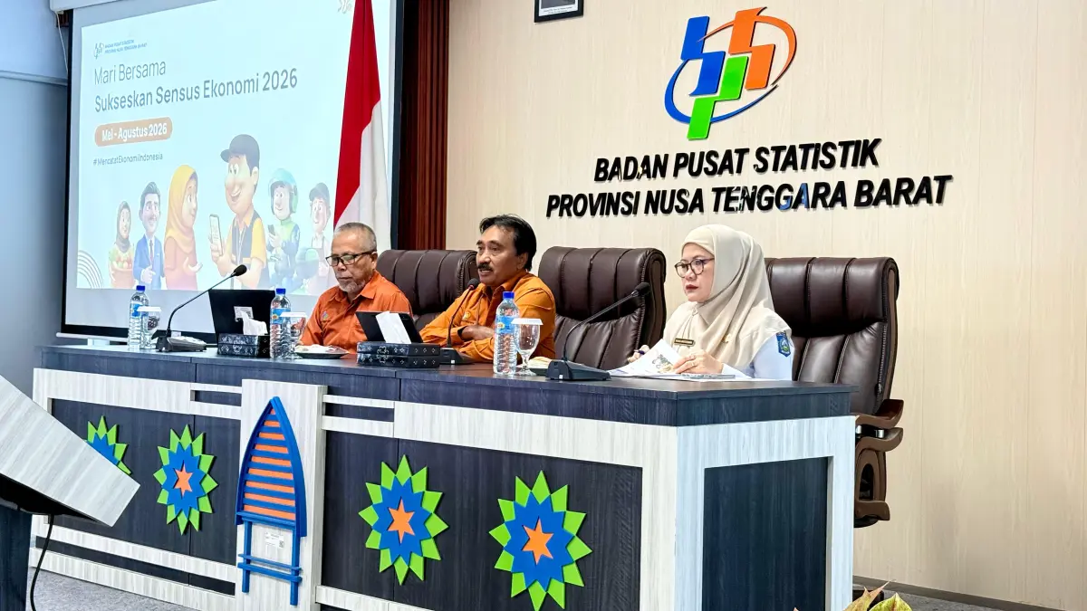 BERI PENJELASAN: Kepala BPS NTB Wahyudin (tengah) menjabarkan ekspor impor NTB di bulan Mei 2026, Rabu (1/7). (IST/LOMBOK POST)