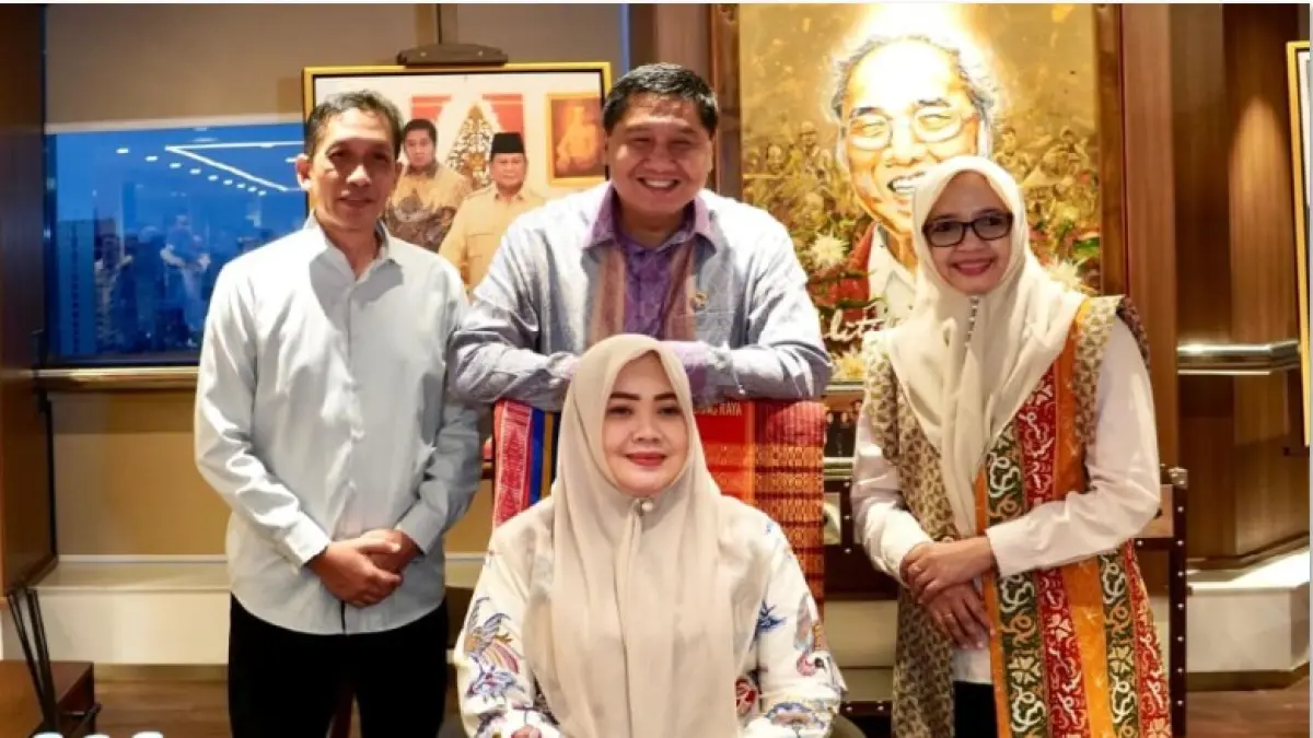 BSPS: Menteri KKP Maruarar Sirait (berdiri tengah) bersama Wagub NTB Indah Dhamayanti Putri saat rapat koordinasi di Kantor Kementerian PKP, Jakarta, Senin (30/6). (DISKOMINFOTIK NTB/LOMBOK POST)