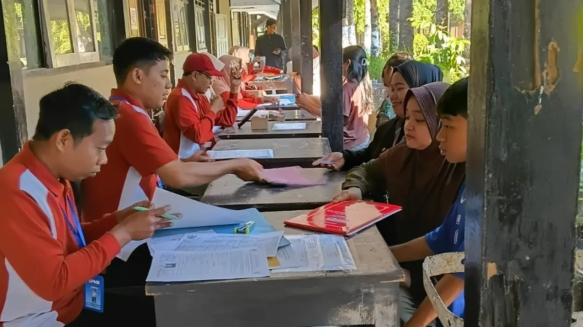 DAFTAR SEKOLAH: Sejumlah orang tua mendaftarkan anaknya pada SPMB Jalur Domisili di SMPN 12 Mataram, Rabu (1/7).

