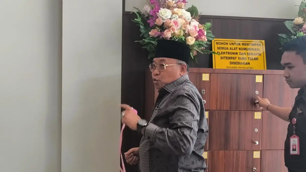 DIPERIKSA: Mantan Sekda NTB berjalan ke ruang Pidsus Kejati NTB saat hendak diperiksa dugaan korupsi dana sponsorship pelaksanaan MXGP, Kamis (2/7). 