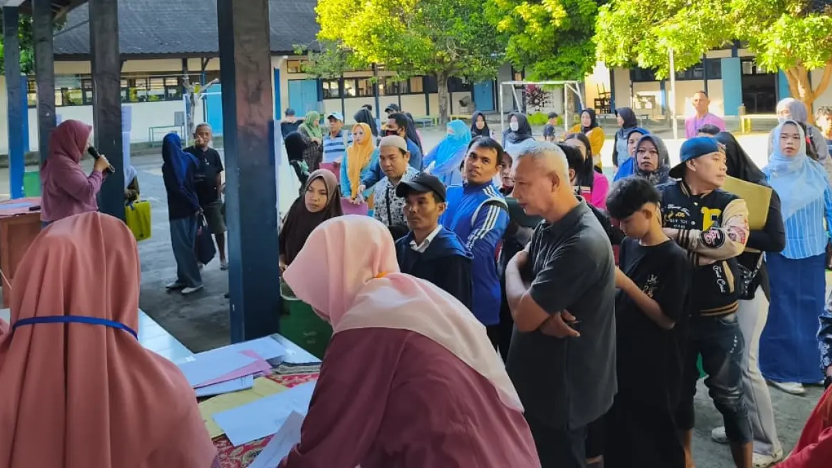 DISERBU PENDAFTAR: Sejumlah wali murid antre untuk memverifikasi berkas pendaftaran SPMB di SMPN 8 Mataram, Senin (28/6) lalu.

