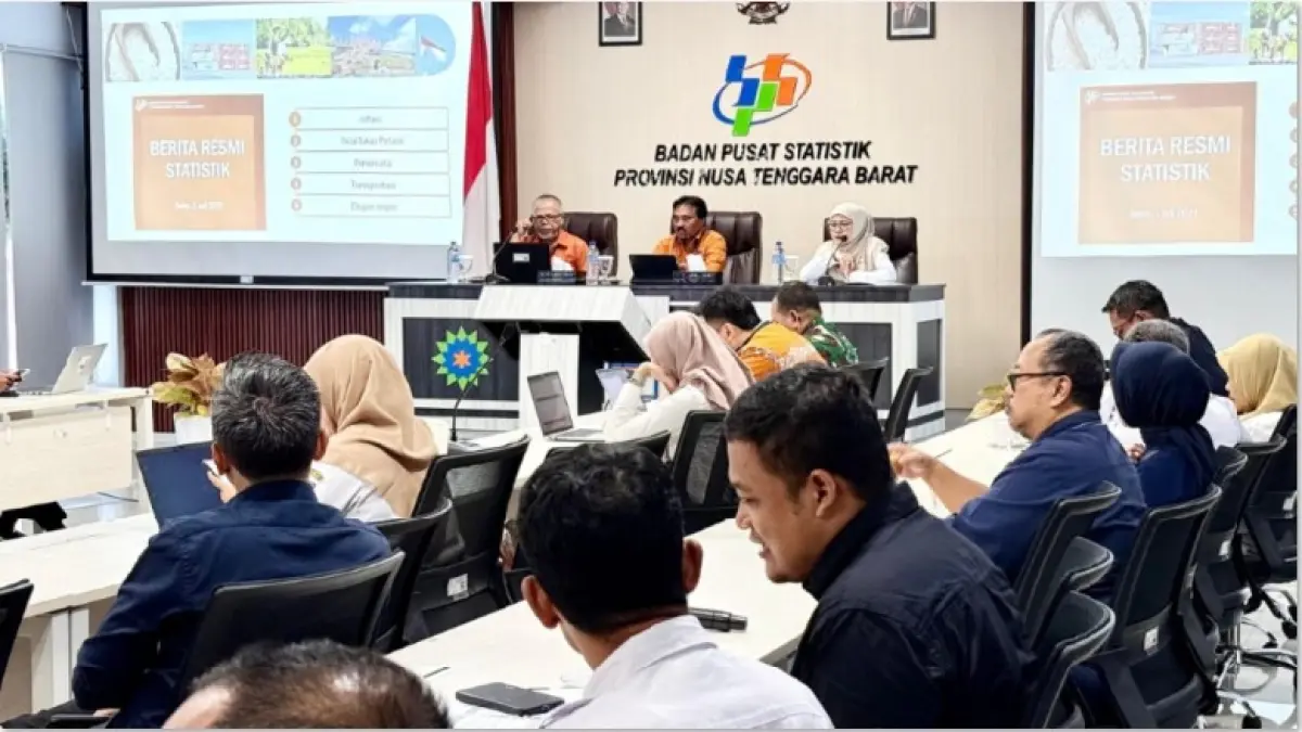 EKONOMI: Kepala BPS Provinsi NTB Wahyudin (tengah) saat menyampaikan berita resmi statistik (BRS) di Mataram, Rabu (1/7). (DISKOMINFOTIK NTB/LOMBOK POST)