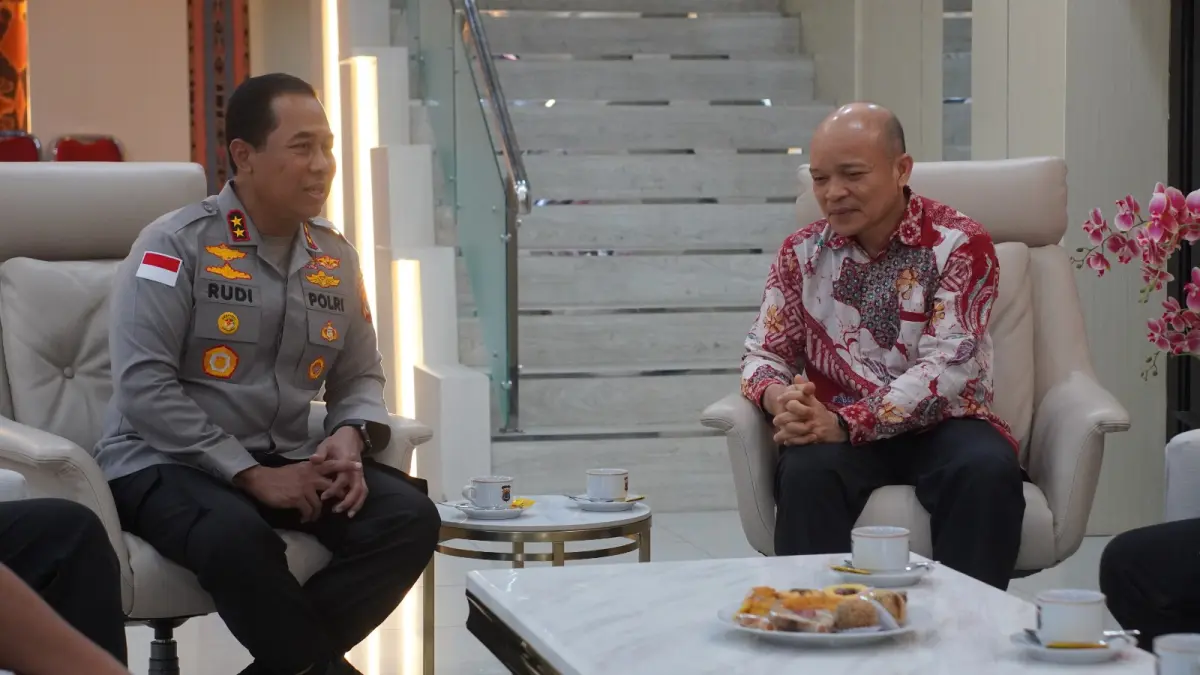 General Manager PLN UIP Nusra RDW. Manurung (kanan) berdiskusi bersama Kapolda NTT Irjen Pol. Dr. Rudi Darmoko.