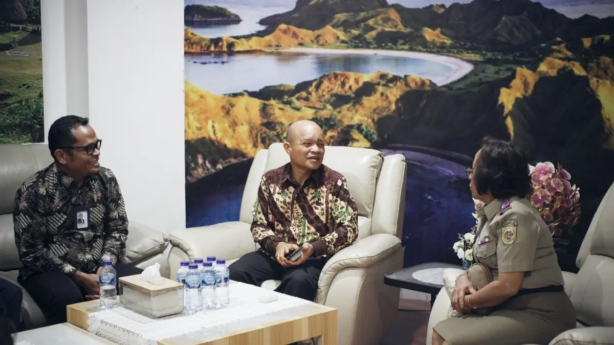 GM PT PLN (Persero) UIP Nusra RDW. Manurung (tengah) bersama Kepala Kantor Wilayah BPN NTT Fransiska Vivi Ganggas (kanan) dalam agenda audiensi di Kantor Wilayah BPN NTT, Senin (29/6).