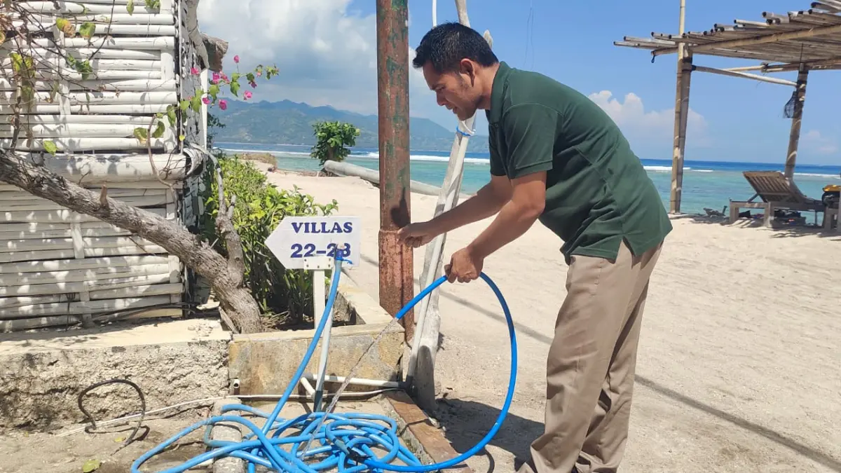 HEMAT AIR: Air kran hingga kolam di seluruh tempat usaha di Gili Meno menggunakan air asin.
