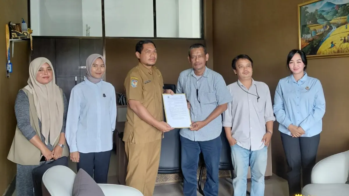 Jajaran Bapenda Loteng secara simbolis menerima pemulihan tunggakan pajak sebesar Rp satu miliar lebih dari Kejari Loteng, Rabu (1/7).