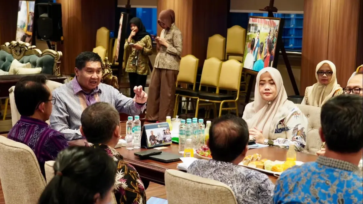 KABAR BAIK: Wakil Gubernur NTB Indah Dhamayanti Putri (dua dari kanan) menggelar rapat bersama PKP RI Maruarar Sirait, membahas alokasi BSPS untuk NTB, di Jakarta, Selasa (30/6). (IST/LOMBOK POST)