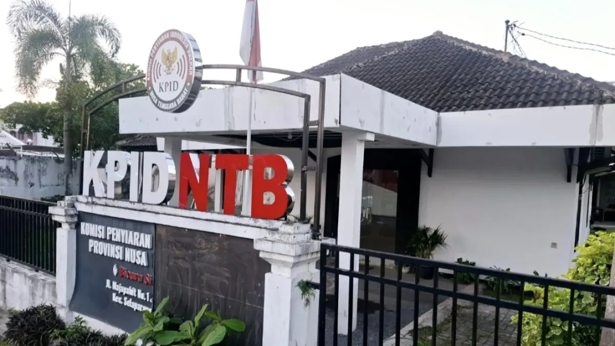 Kantor KPID NTB di Jalan Majapahit, Kota Mataram, terlihat lengang setelah para pegawai honorer dirumahkan massal sejak Senin lalu (29/6).
