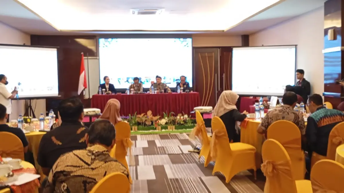 PROGRAM PKK: Direktur Kursus dan Pelatihan Direktorat Jenderal Pendidikan Vokasi, Pendidikan Khusus dan Pendidikan Layanan Khusus Kemendikdasmen Dr Yaya Sutarya (dua dari kanan/depan) pada peluncuran PKK Platinum 2026 bidang table manner di Hotel Golden Palace Mataram, Kamis (2/7).