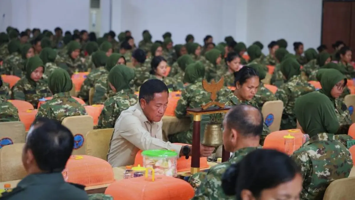 LATSARMIL DIHENTIKAN: Beberapa peserta saat baru memulai ikut pembukaan penghentian latihan dasar militer (latsarmil) untuk para calon manajer Koperasi Desa/Kelurahan Merah Putih (KDKMP) dan Koperasi Nelayan Merah Putih. Kini Latsarmil tersebut dihentikan. (FOTO: Kemenhan)