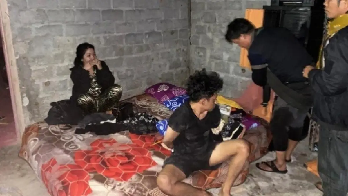 Pelaku ZR ditangkap saat bersembunyi di salah rumah warga bersama kekasihnya di Pulau Moyo, Selasa (30/6).