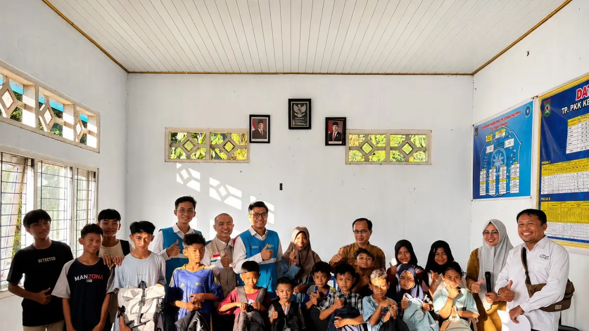 PLN UIW NTB melalui YBM PLN UP3 Bima menyalurkan bantuan perlengkapan sekolah kepada 21 anak yatim dan piatu di Kelurahan Nungga, Kota Bima.
