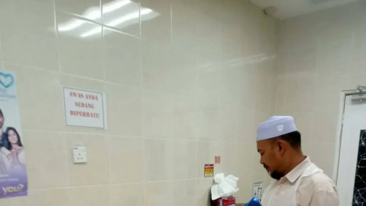 PULANGKAN: Seorang petugas sedang mengurus pemulangan jenazah Sahabudin ke tanah air. 
