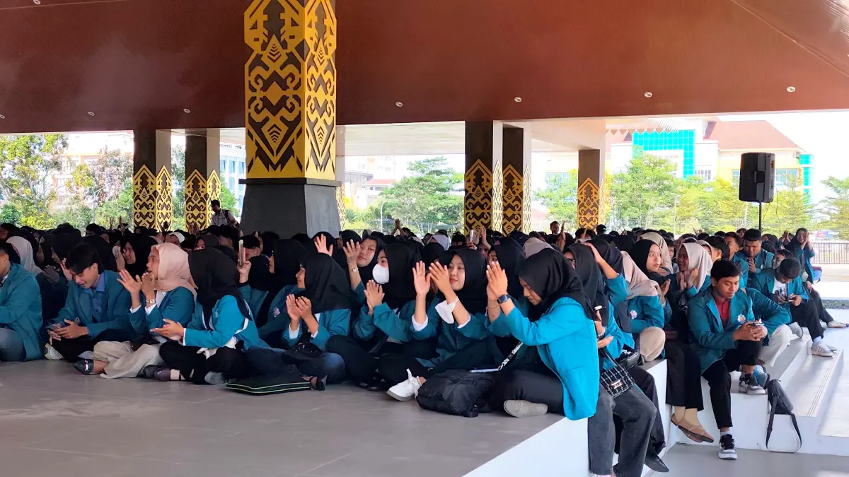 Sebanyak 955 mahasiswa menghadiri kegiatan pelepasan KKP UIN Mataram bersama pemkab Loteng di Bencingah Agung Masmirah, Loteng, Rabu (1/7).
