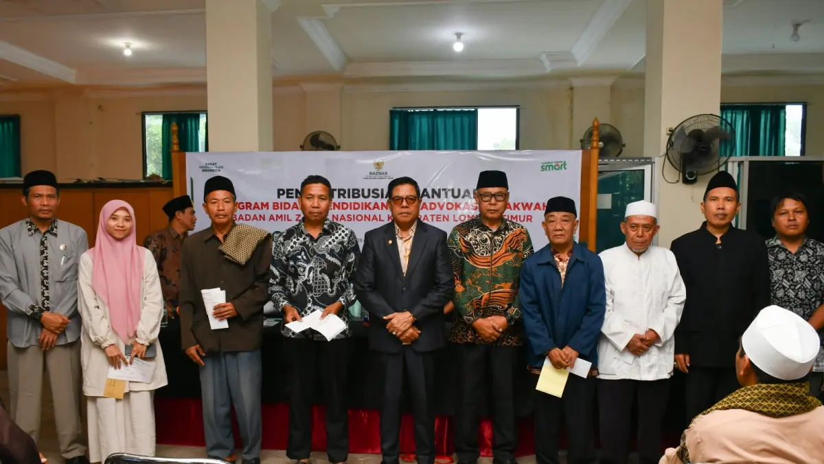 SERAHKAN: Bupati Lombok Timur Haerul Warisin saat menyerahkan bantuan pendidikan program baznas Lotim. 