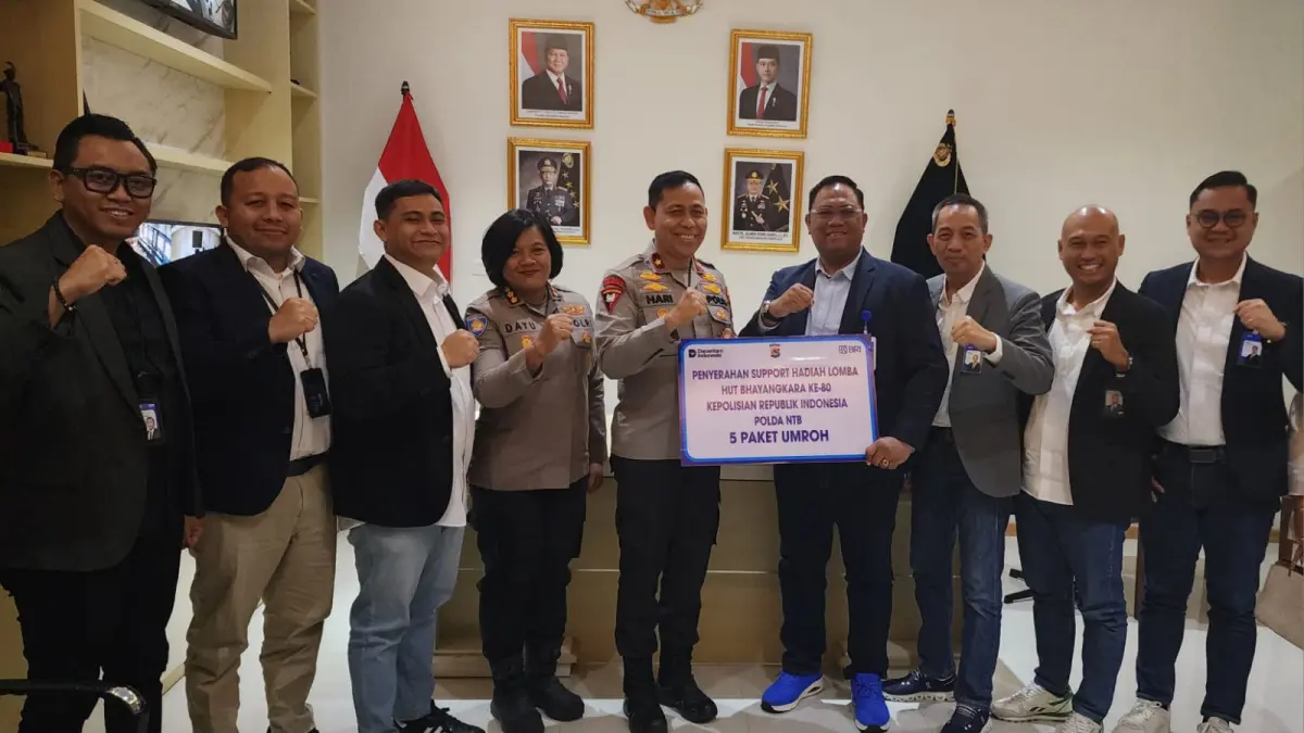 SERAHKAN: Pihak perwakilan BRI menyerahkan hadiah 5 paket umrah kepada Polda NTB dalam rangka Hari Bhayangkara ke-80 tahun 2026. (IST/Lombok Post)