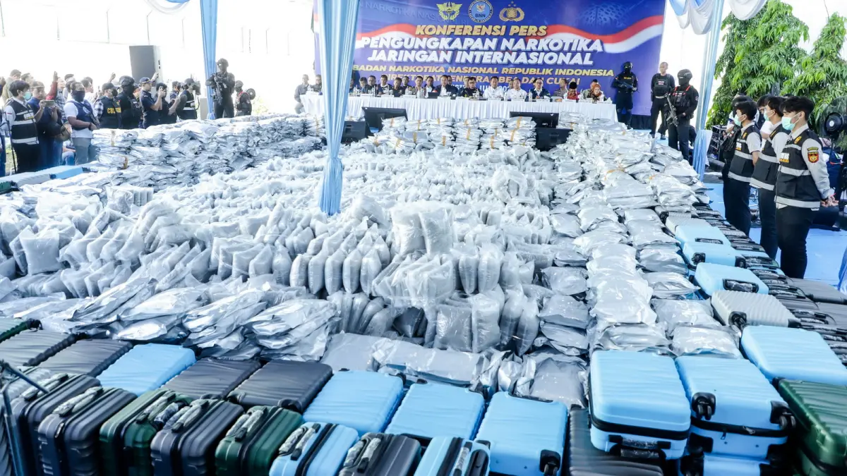Tumpukan barang bukti ganja yang dipamerkan dalam konferensi pers di kawasan Pergudangan Prambanan Blizland, Gresik, Kamis (2/7).