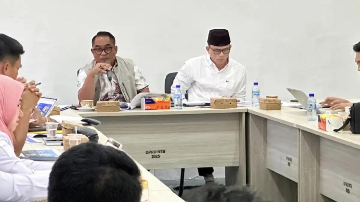 Wakil Ketua Komisi IV DPRD NTB Sudirsah Sujanto (tiga dari kanan) didampingi Sekretaris Komisi IV Hasbullah Muis Konco (dua dari kanan) memimpin rapat evaluasi dengan Dinas PUPRPKP NTB, Rabu (1/7).