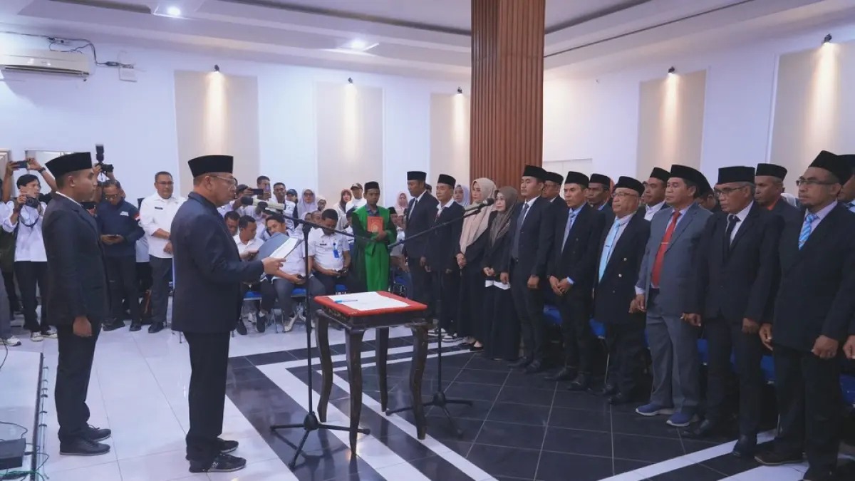 Wali Kota Bima HA Rahman H Abidin melantik sejumlah pejabat administrator dan pengawas di lingkungan Pemkot Bima, Rabu (1/7).