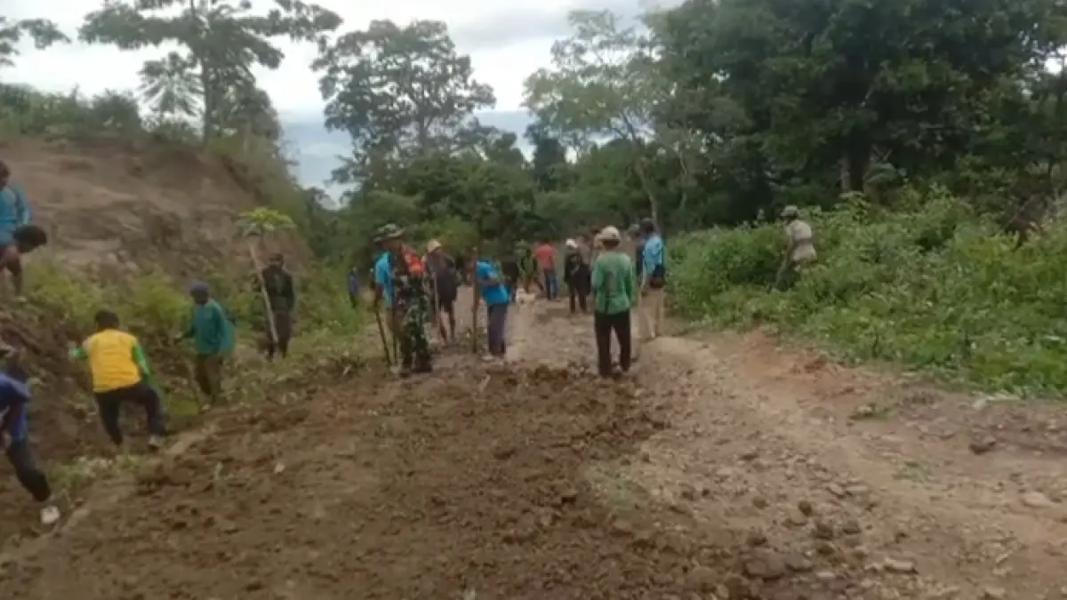 Warga Desa Kalodu, Langgudu, Bima, memperbaiki jalan rusak, belum lama ini.