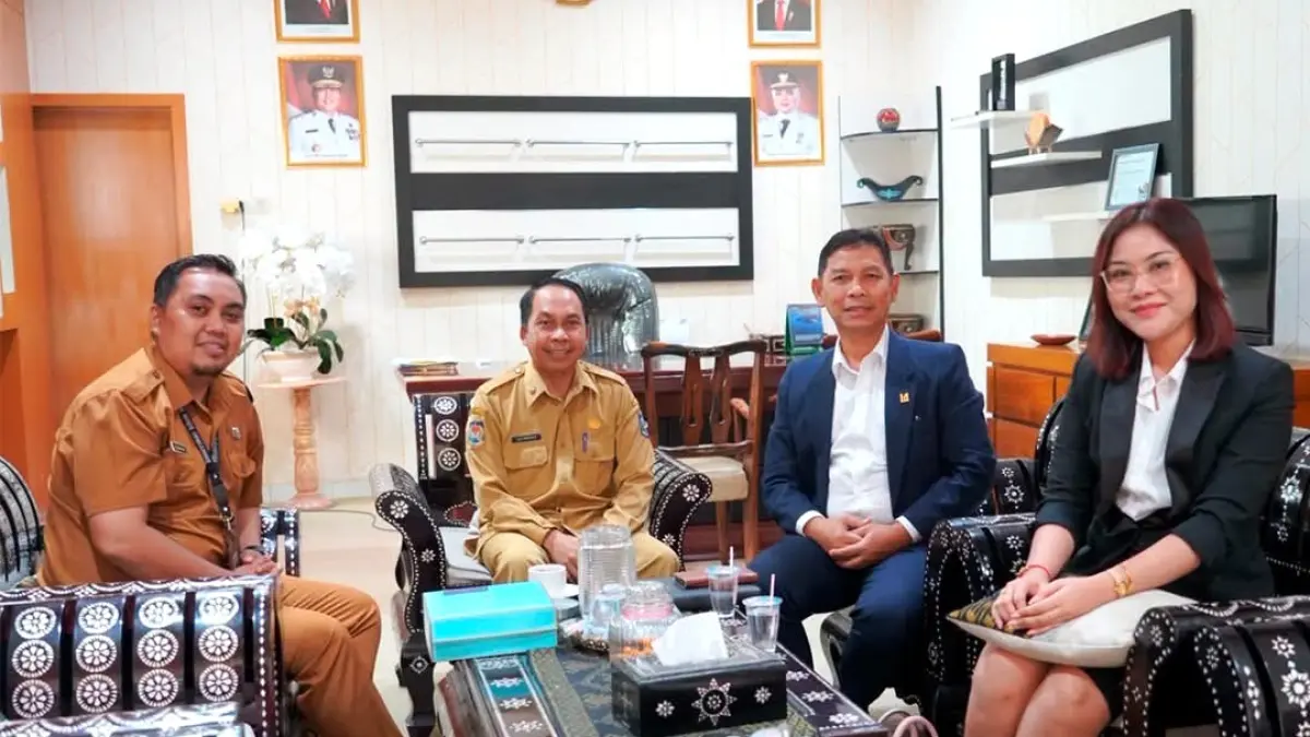 AUDIENSI: Manajemen Hotel Lombok Astoria mengunjungi Kepala Disperindag NTB Lalu Wiranata (dua kiri) membahas pelaksanaan bazar UMKM Agustus mendatang. (IST/LOMBOK POST)