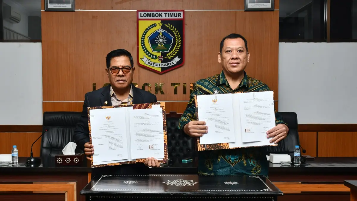 BANTU WARGA: Bupati Lombok Timur Haerul Warisin (kiri) bersama Ketua Pengadilan Negeri Selong menandatangani kerja sama untuk memberi pelayanan hukum bagi masyarakat kurang mampu