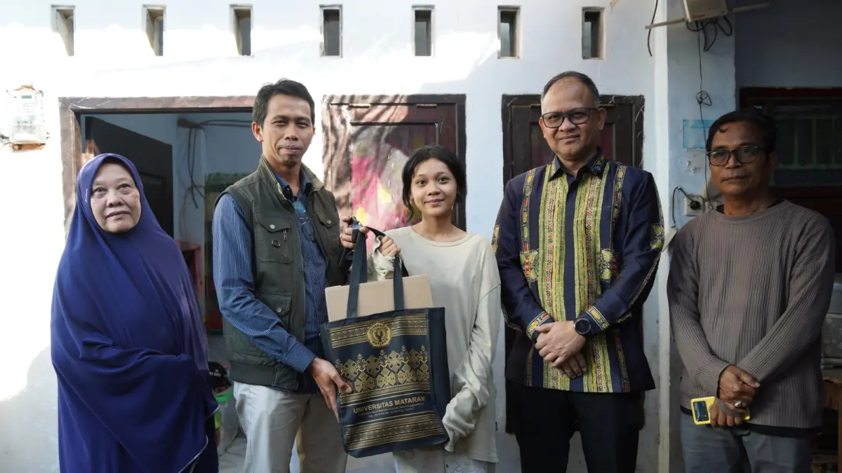 BANTUAN: Rektor Unram Prof Sukardi (dua dari kiri) bersama Direktur Jenderal Pendidikan Tinggi Kemdiktisaintek memberikan bantuan kepada calon mahasiswa yang sempat terancam gagal kuliah karena terkendala ekonomi, belum lama ini.