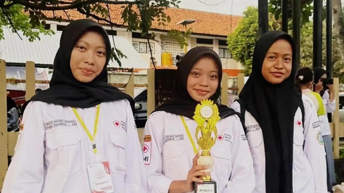 BERPRESTASI: Tiga siswa MAN 2 Mataram yang tergabung dalam ekskul PMR meraih Juara III Lomba PMR Laga Praja IV 2026 se-Pulau Lombok pada kategori Perawatan Keluarga yang diadakan Undikma, belum lama ini.