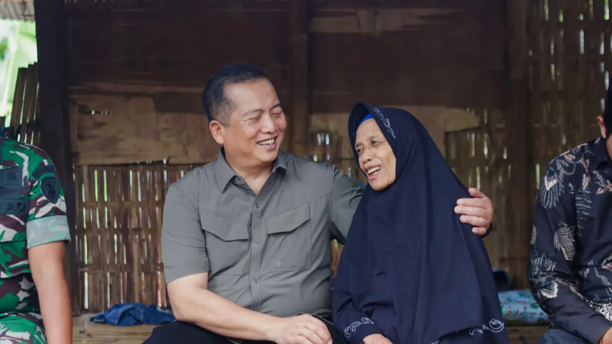 DENGAR LANGSUNG: Gubernur NTB Lalu Muhamad Iqbal (kiri) saat menyapa warga dalam kunjungan kerja realisasi program Desa Berdaya Transformatif, di Desa Mekarsari, Lombok Barat, beberapa waktu lalu. (BIRO UMUM DAN ADPIM SETDA NTB FOR LOMBOK POST)