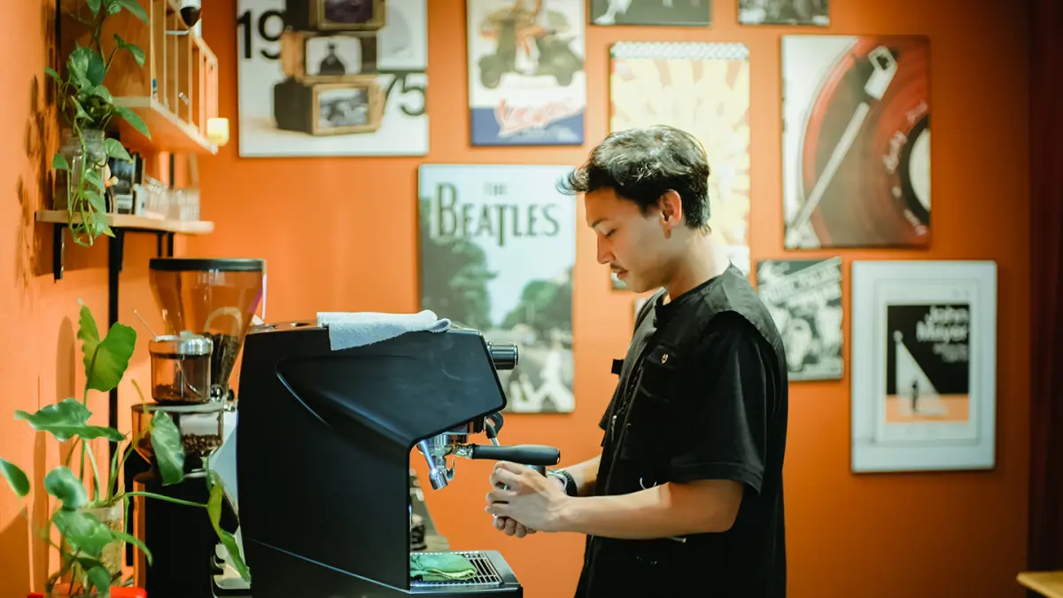 ESDA & Vescoff menghadirkan konsep berbeda melalui layanan open bar yang memungkinkan pelanggan belajar meracik kopi langsung bersama barista.