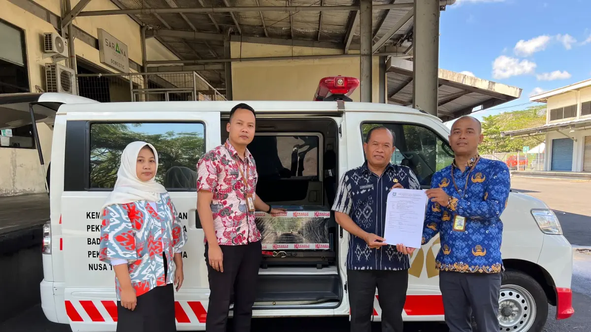 Jenazah PMI asal Lombok Timur, Sahabuddin, dikawal Disnakertrans NTB saat tiba di BIZAM usai diterbangkan dari Kuala Lumpur untuk diserahkan kepada keluarga di daerah asal. (IST/LOMBOK POST)