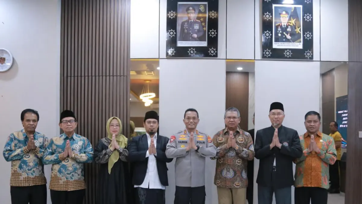 Kapolda NTB Irjen Pol. Kalingga Rendra Raharja (empat dari kanan) menerima audiensi FKUB NTB, Jumat (3/7).